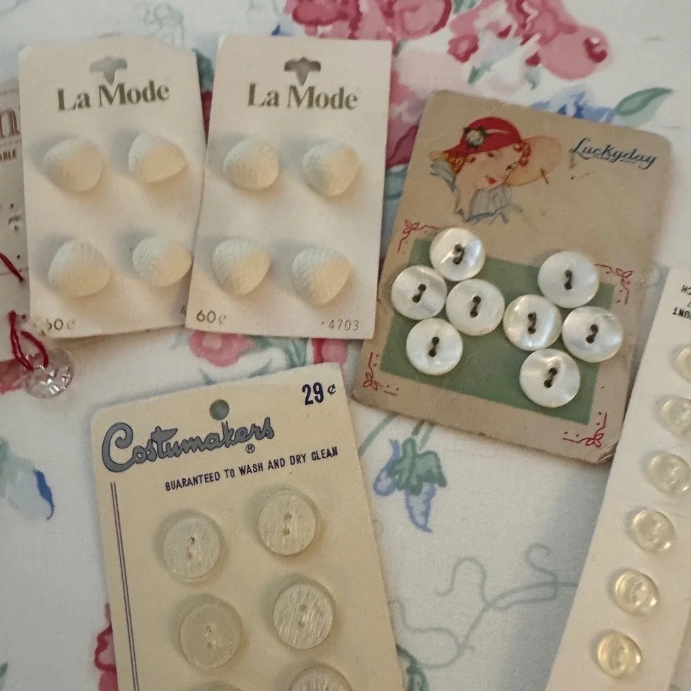 Vintage Button Lot La Mode Le Chic Costumakers Mother of Pearl Glass Retro Cards